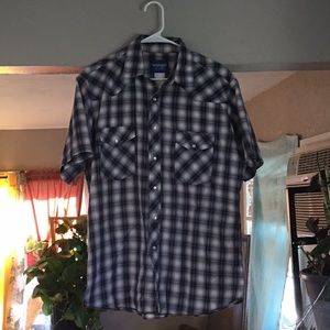 Wrangler pearl snap, size large, brand new condition, no stains or tears